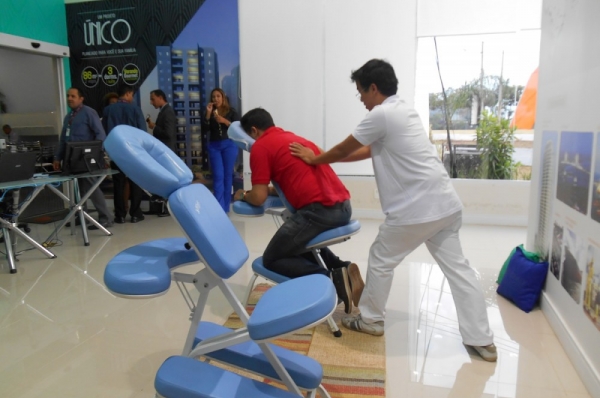 Qualy Sessa realiza seções de Quick Massage em evento de lançamento de empreendimento imobiliário